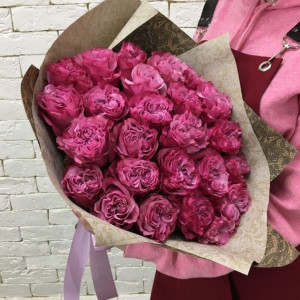 25 розовых пионовидных одноголовых роз в крафте